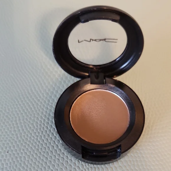 MAC Cosmetics - Charcoal Brown Matte Eyeshadow - Picture 2 of 5